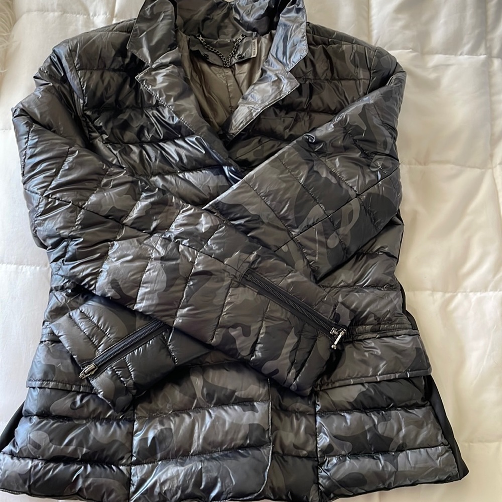 Camo down puffer. Snap up to front pockets zippers on the sleeves.